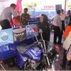 Bupati Kuningan saat melihat motor roda tiga bantuan dari Bank Danamon.